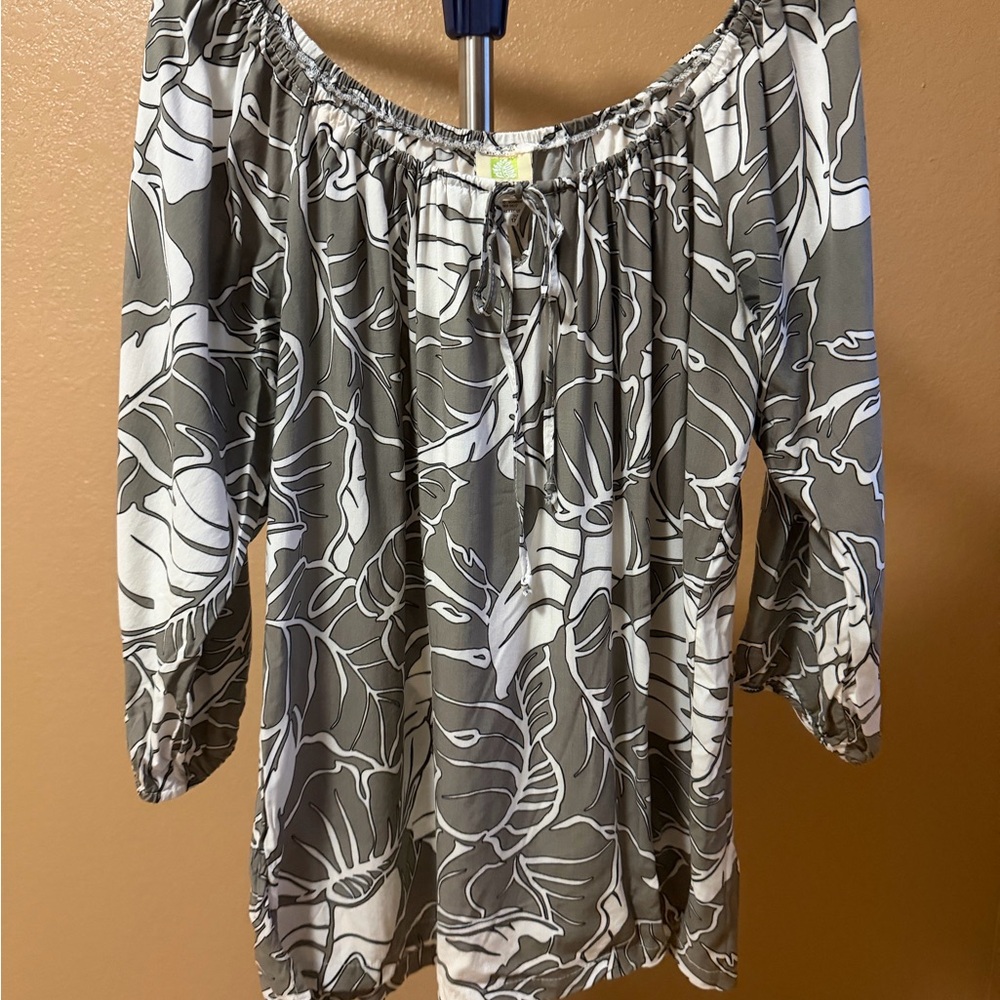 Kalaheo Hawaiian Women On or Off-Shoulder Floral Print Top in Dark Gray & White
